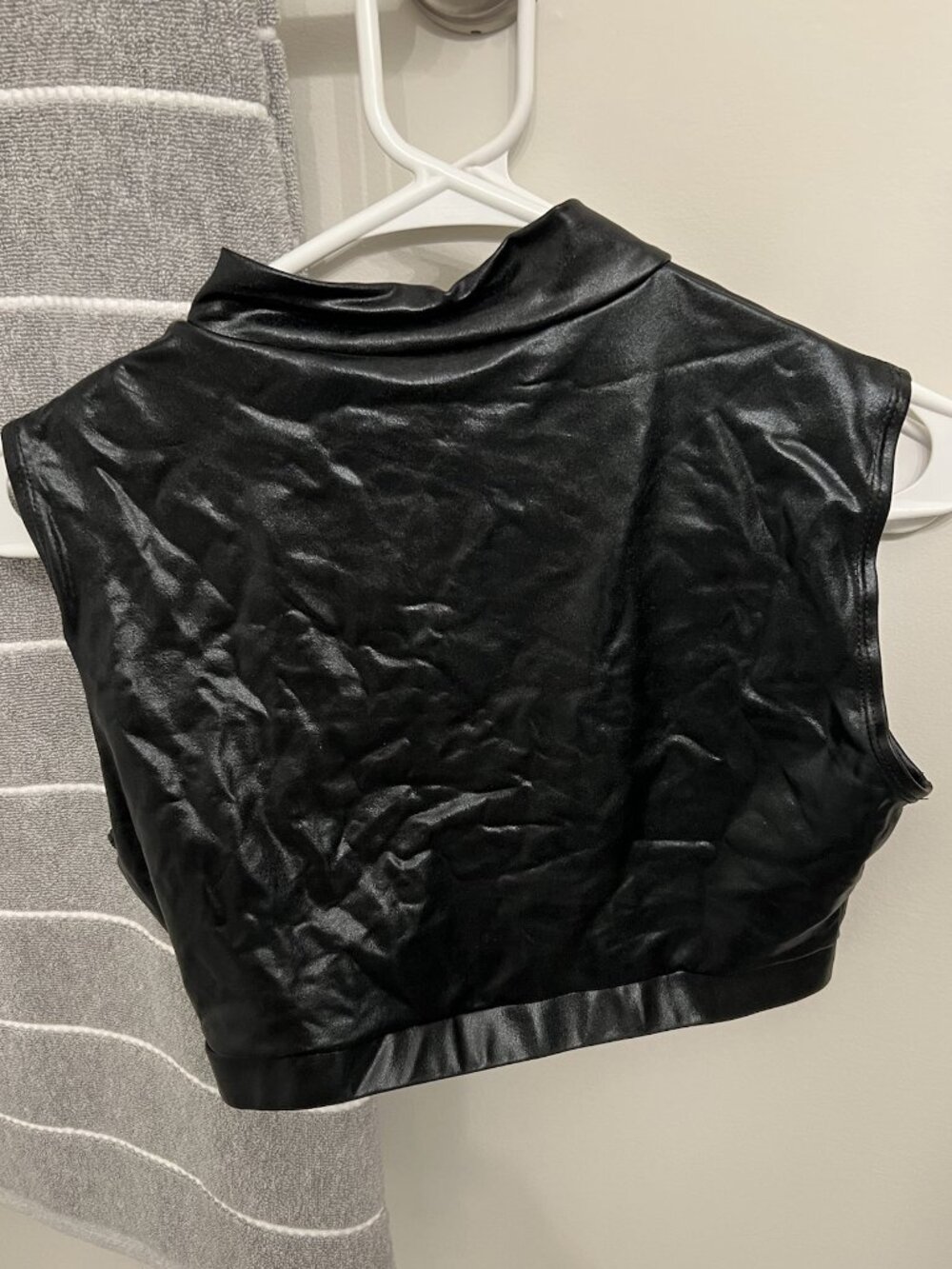 Wetlook Zipper Crop Top (L) - Picture 4 of 5